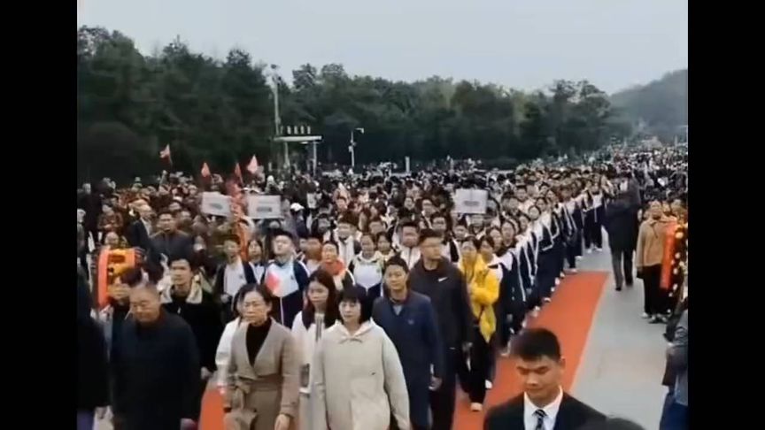 长长的队伍，是一代代人对伟人的缅怀与敬仰